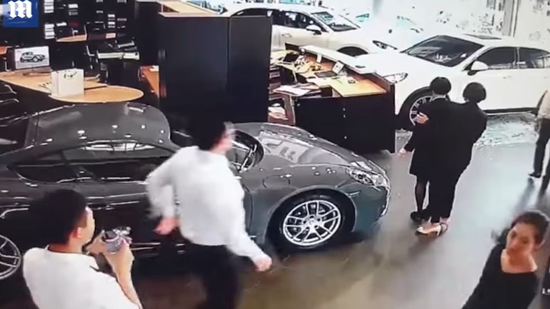 Μπήκε με την Cayenne μέσα σε αντιπροσωπεία της Porsche!